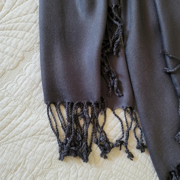 Womens H&M Black Gray Soft Cozy Fringe Scarf Wrap - Picture 2 of 6